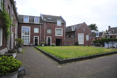 904378 Gezicht in de Pastor Stockmannhof te Utrecht.
